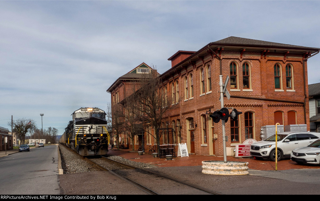 NS 4740 leads southbound coal train past the ex-PRR red brick depot